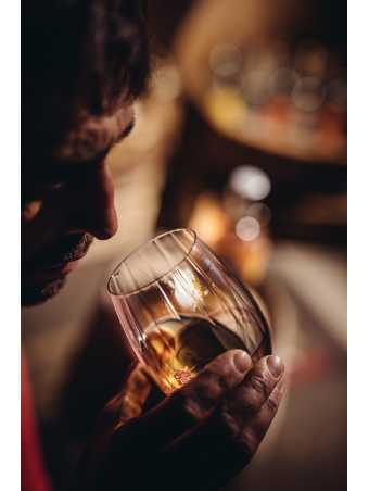 Annusa il bicchiere, bevi il primo sorso. Una poesia, il Rum U3 di Unterthurner